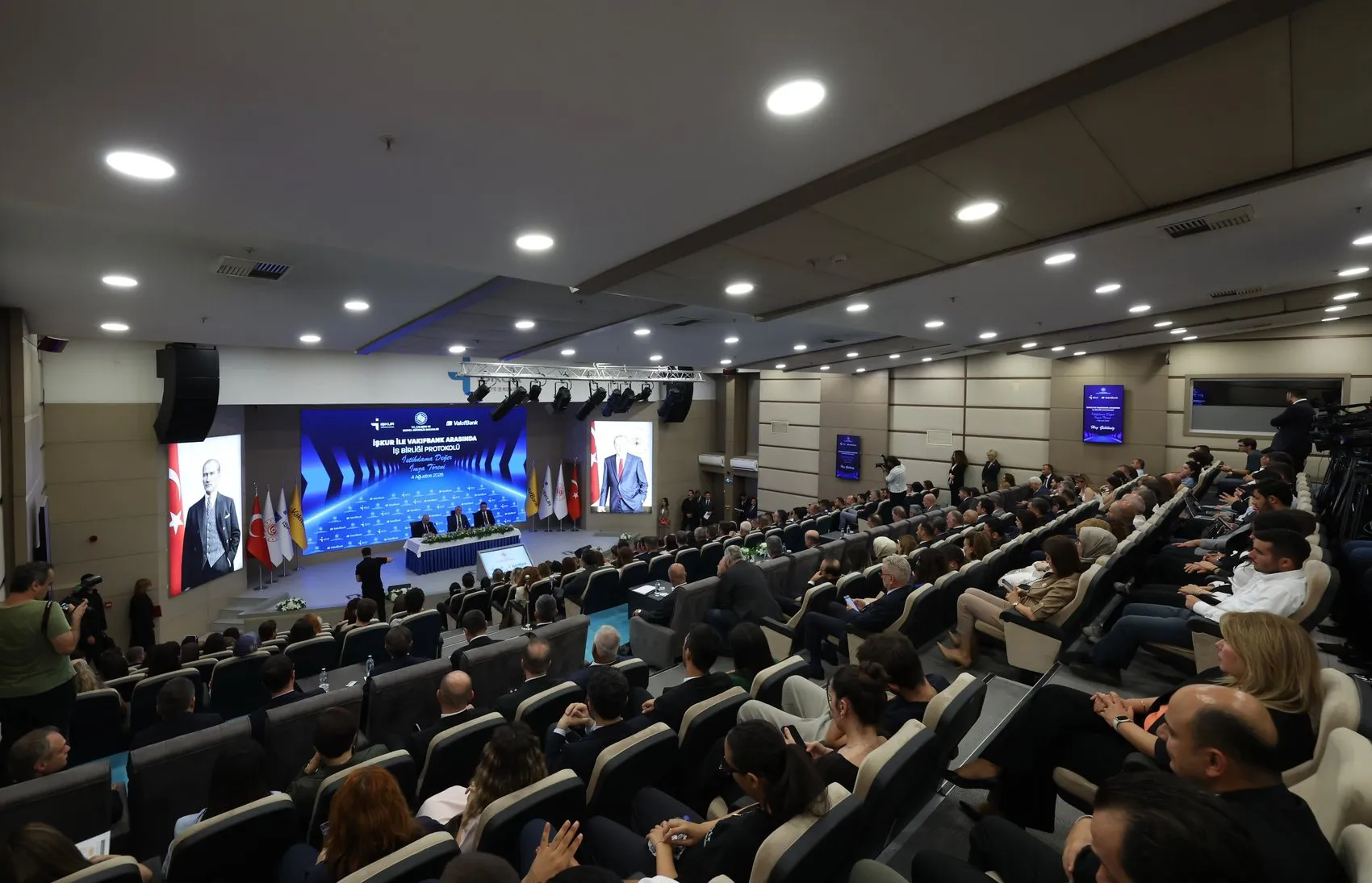 Gençlere ve kadınlara yeni istihdam kapısı açılıyor