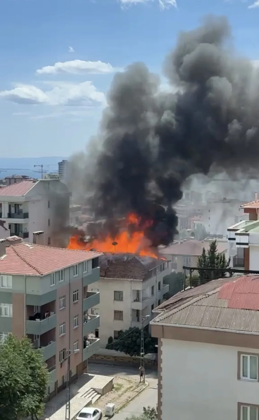 Kartal’da boş binanın çatısında yangın çıktı