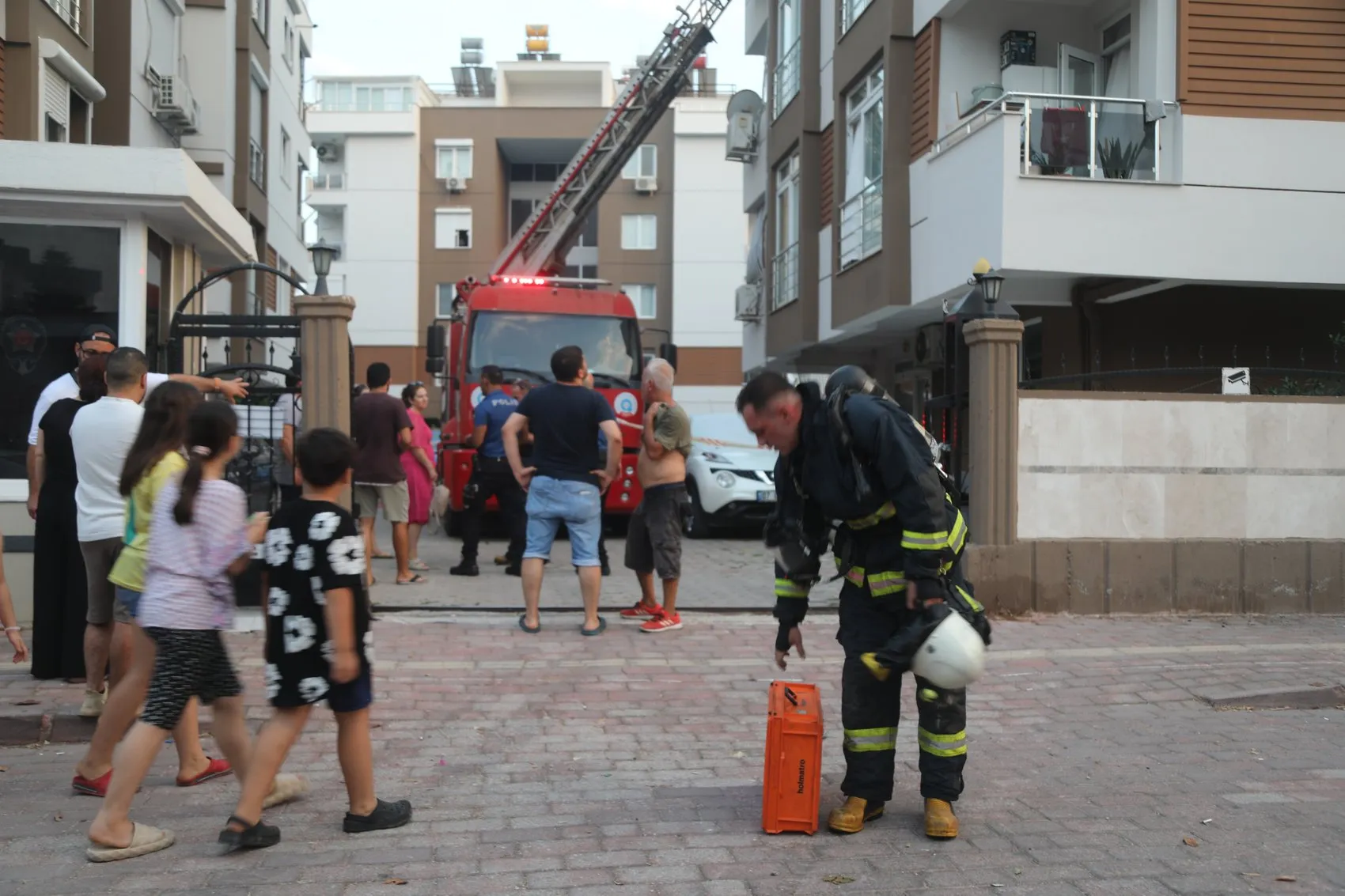 Klimadaki yangın evi kül etti, bina tahliye edildi