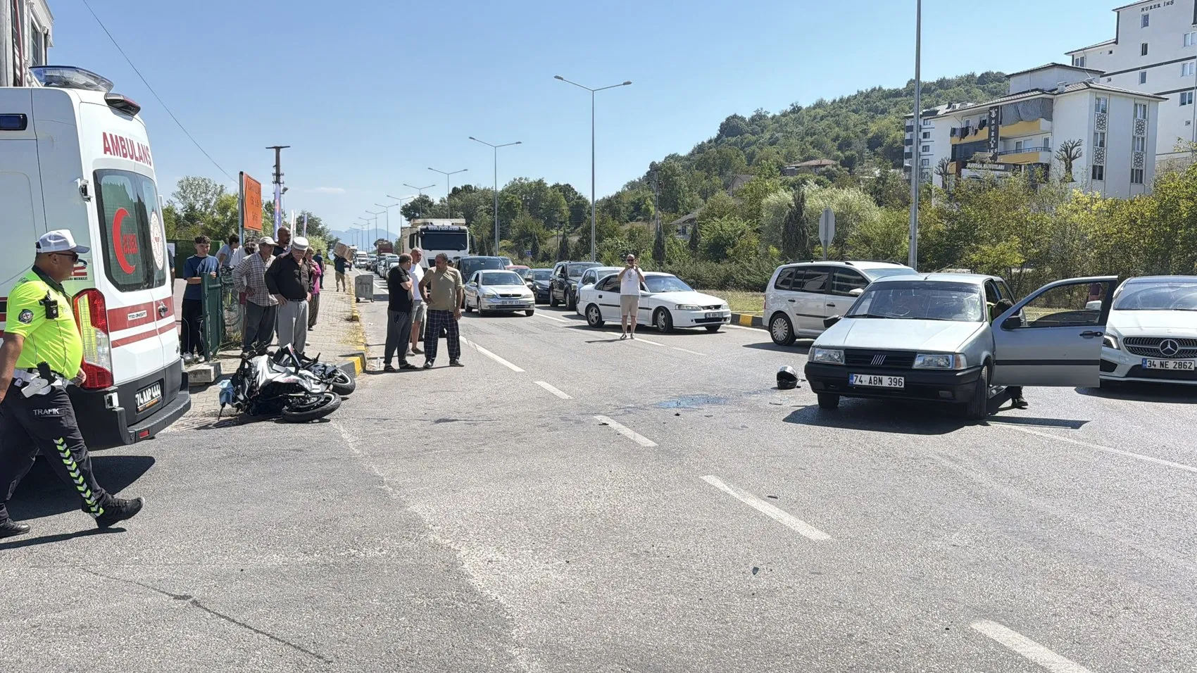 Kavşakta motosiklet ile otomobil çarpıştı, o anlar kamerada
