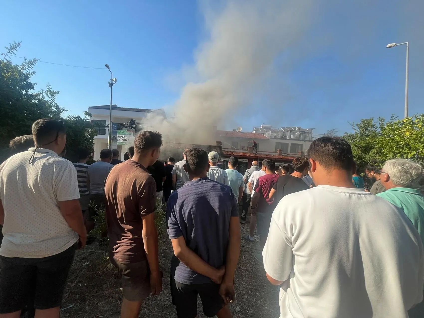 Fethiye’deki ayakkabı mağazasında yangın paniği