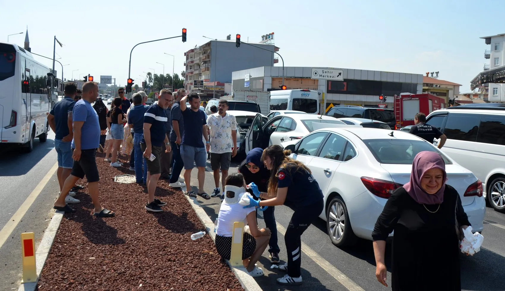 Antalya Serik yolunda beş araç birbirine girdi