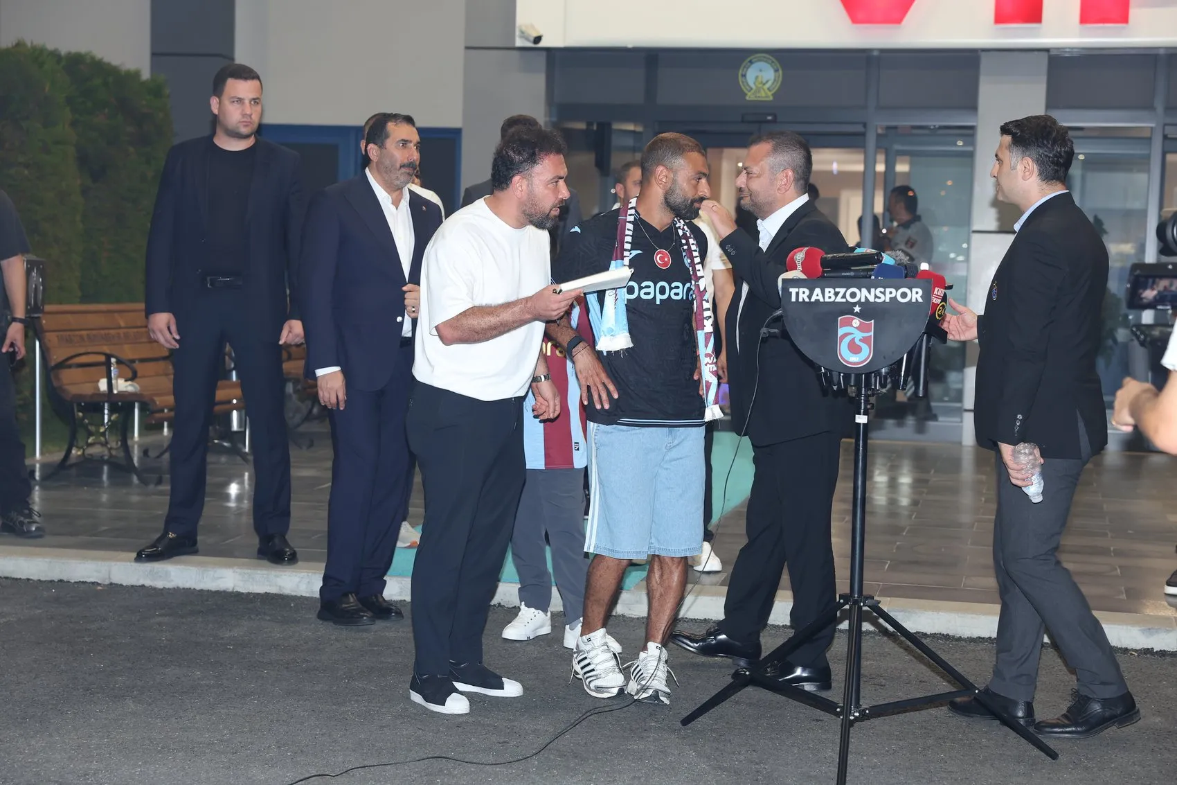 Trabzonspor dünya yıldızı Mohamed Salah’ı dev bir kalabalıkla karşıladı