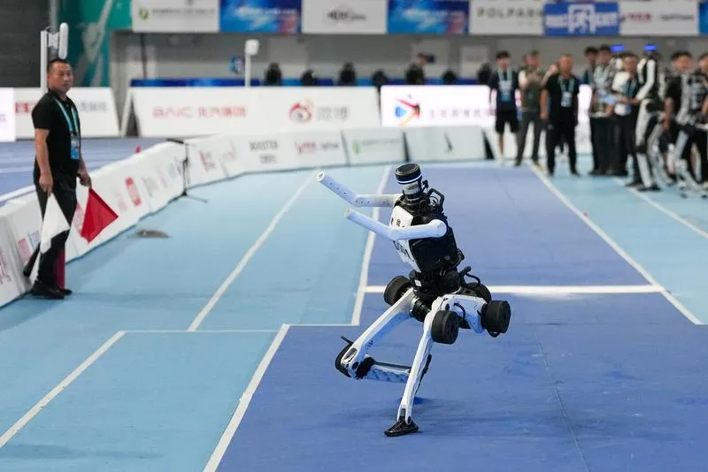Robotlar Olimpiyatı Pekin'de Futbol, kick boks, garsonluk var
