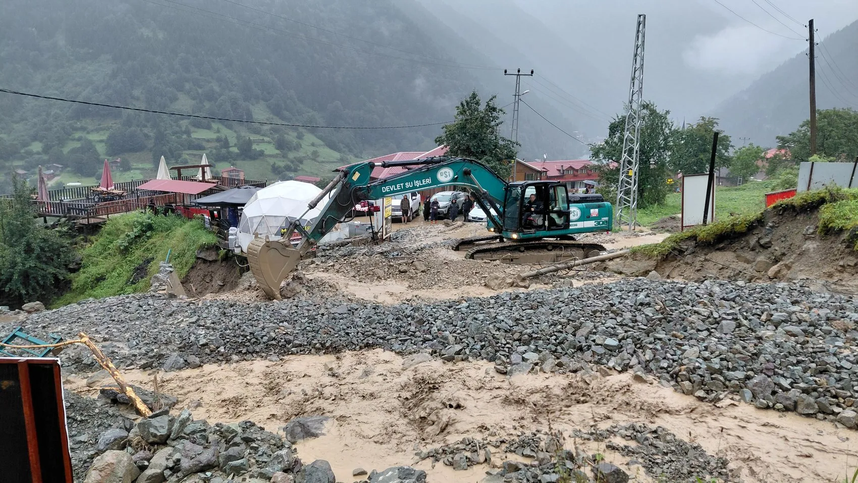 Uzungöl'de doğa alarm verdi: Turistik yollar kapandı, araçlar mahsur kaldı