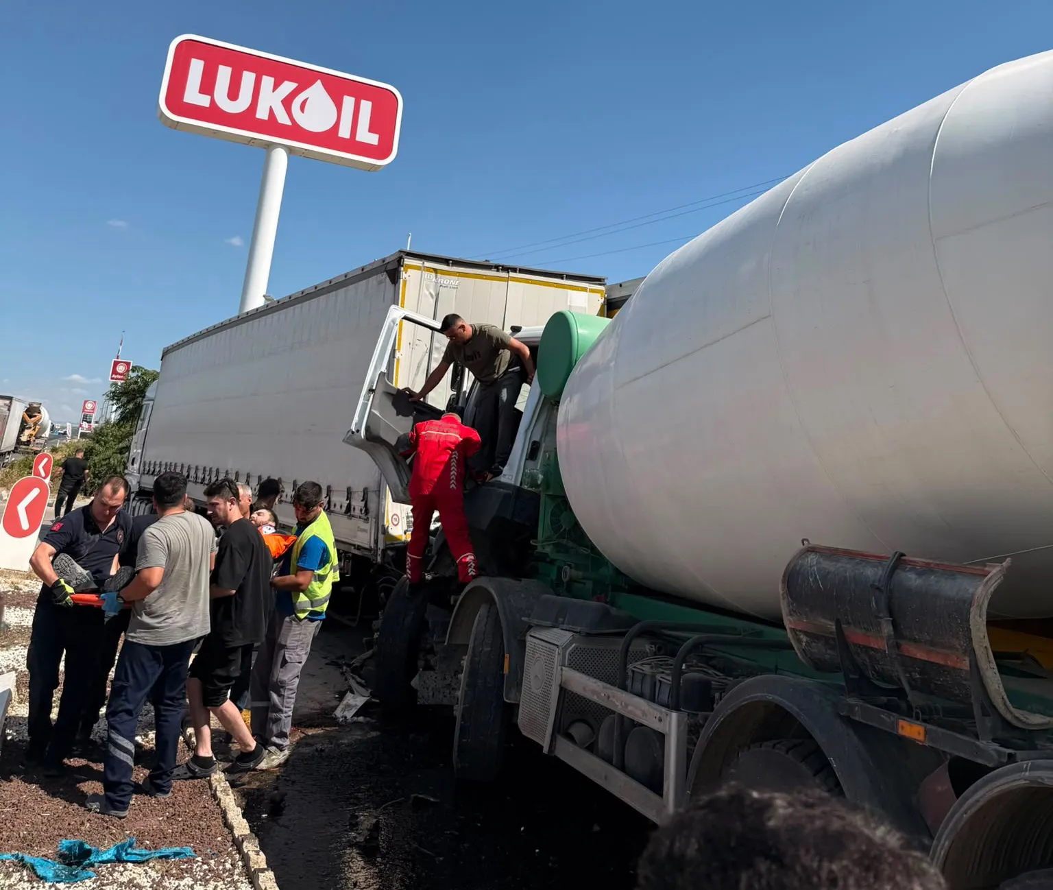 Direksiyon başında uyuyan sürücü park halindeki TIR’lara daldı