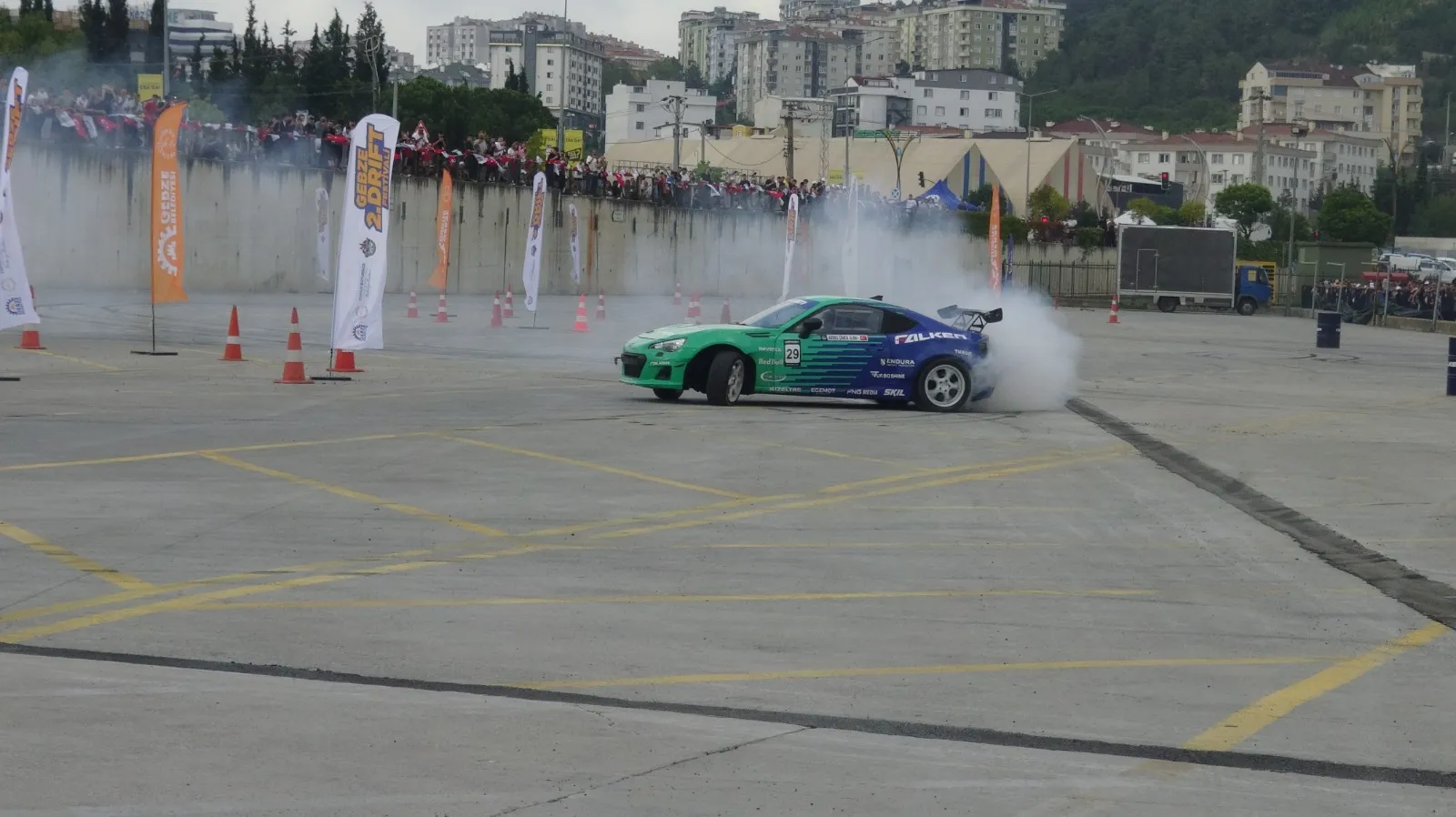 Gebze’de lastikler yandı adrenalin tavan yaptı