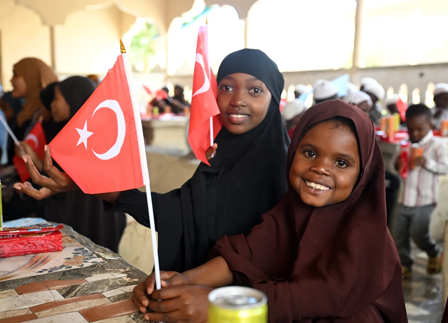 Somali’deki yetim çocuklara Türk askerinden destek eli