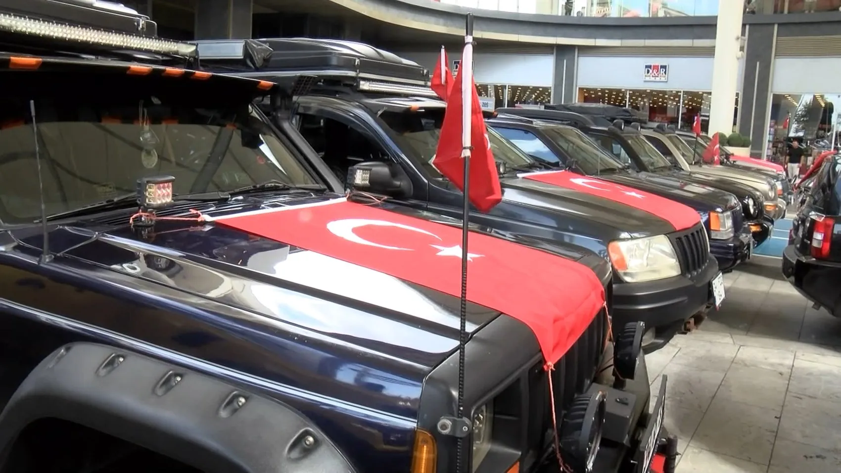 İstanbul sokaklarında dev konvoy: 70 cip 30 Ağustos için bir araya geldi
