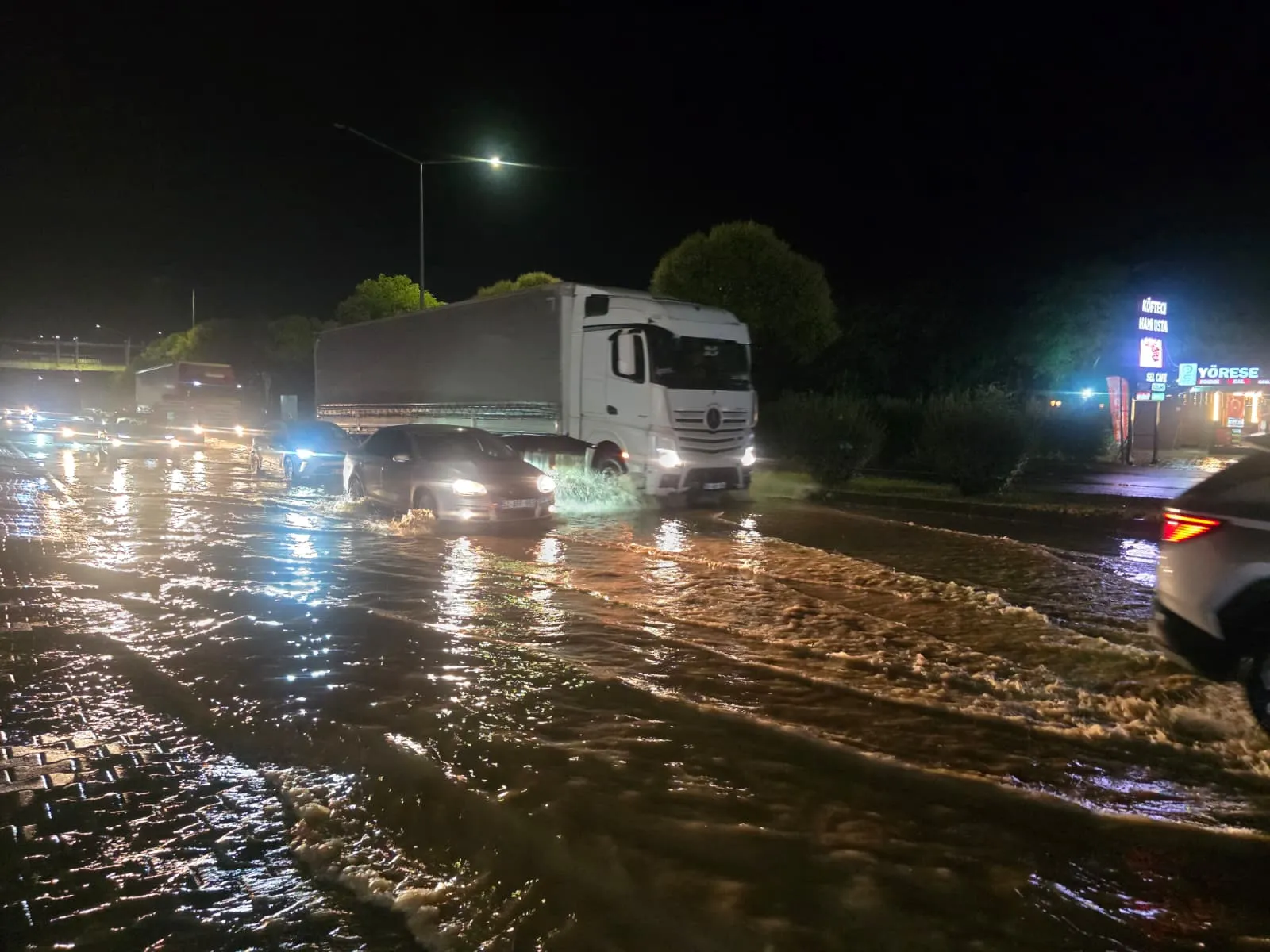 Fatsa'da akşam saatlerinde bastıran sağanak trafiği kilitledi