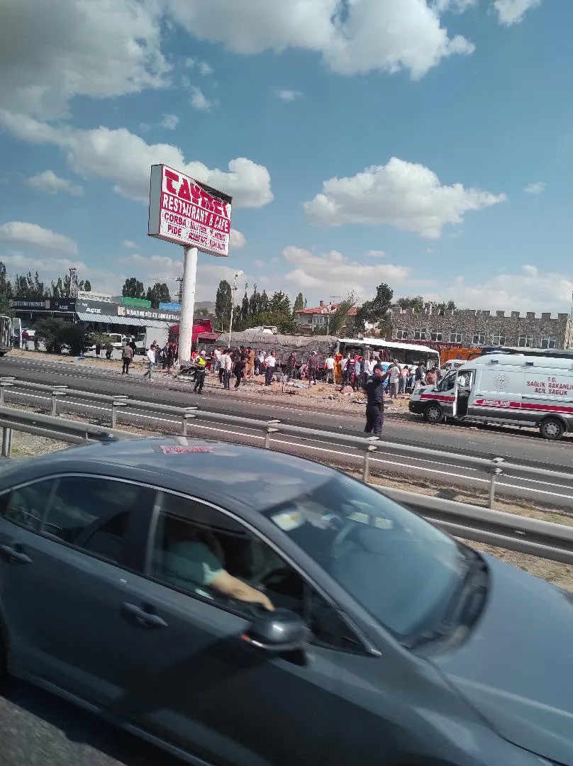 Ankara Temelli yolunda zincirleme kaza 17 canı etkiledi