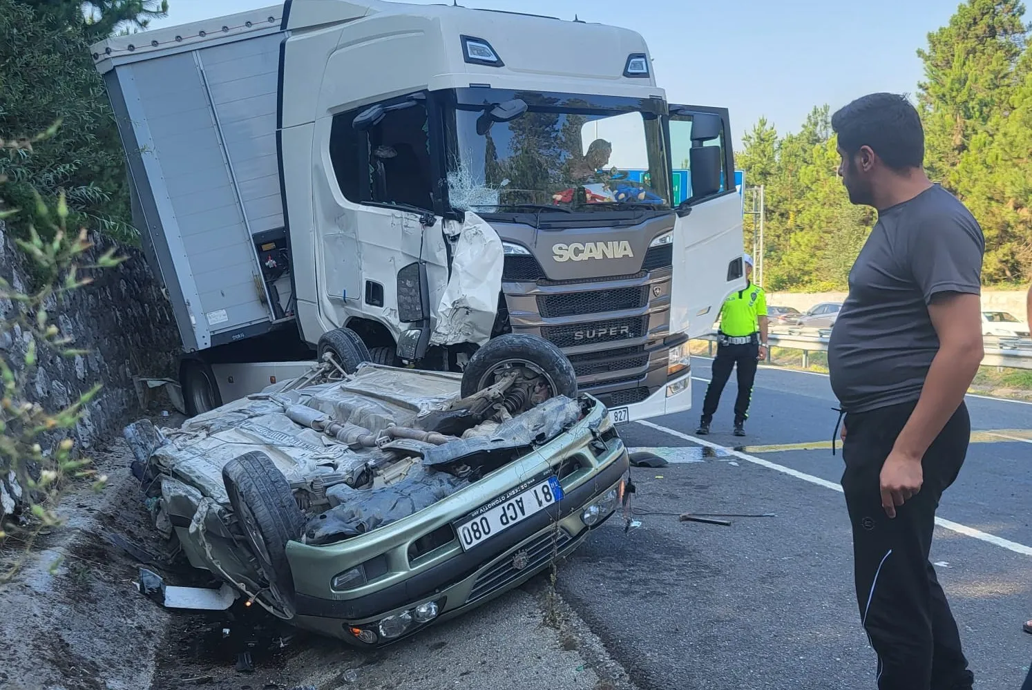 Düzce'de fındık yüklü TIR otomobili ezdi Bir kişi hayatını kaybetti