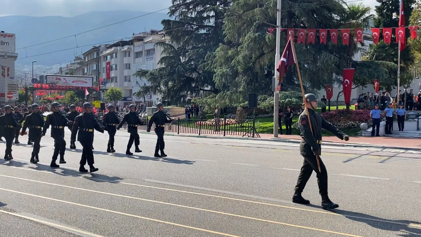 Bursa sokaklarında 30 Ağustos gururu: Zafer coşkusu Heykel'de zirveye ulaştı
