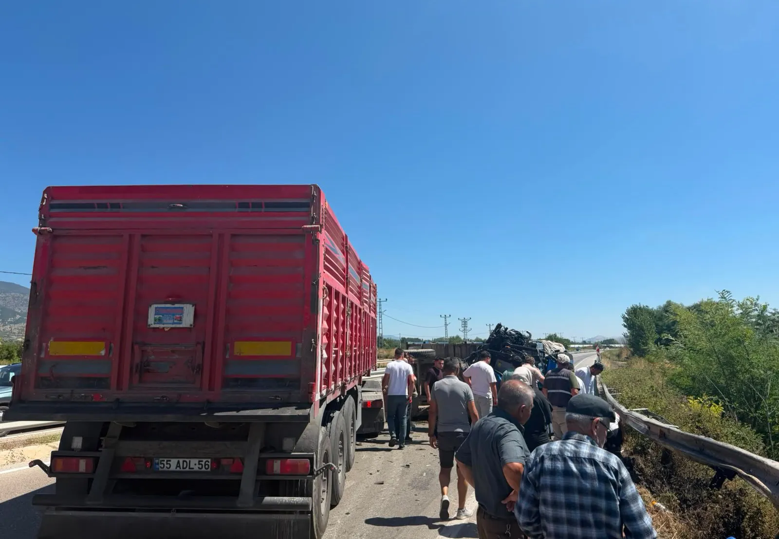 Tokat yolunda traktör ve tır çarpıştı