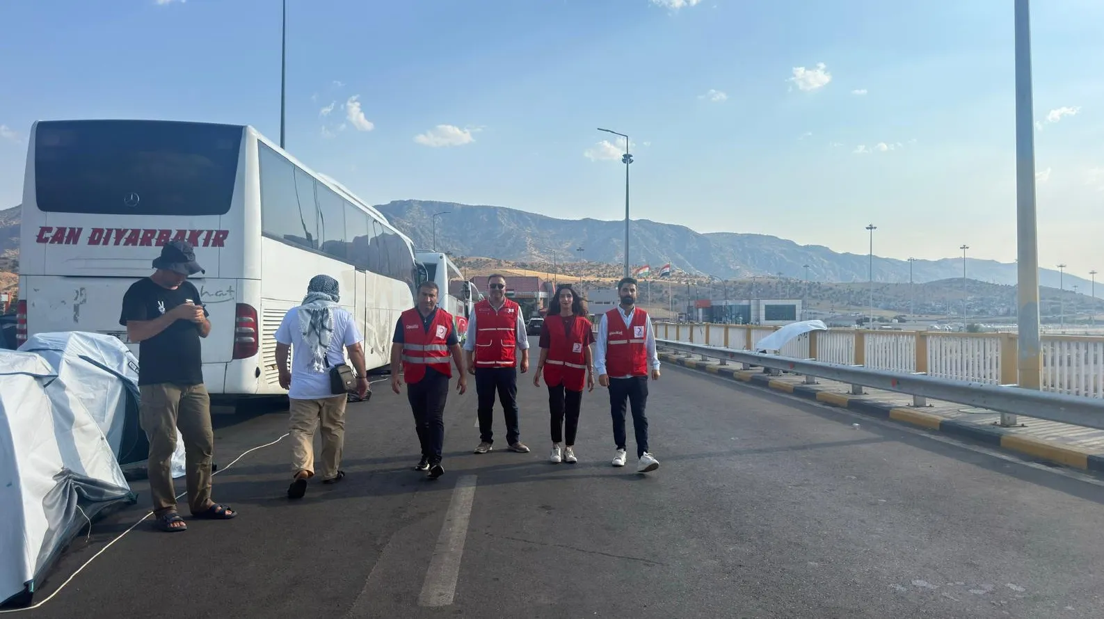 Sınırda mahsur kalan Filistin konvoyuna Kızılay’dan destek