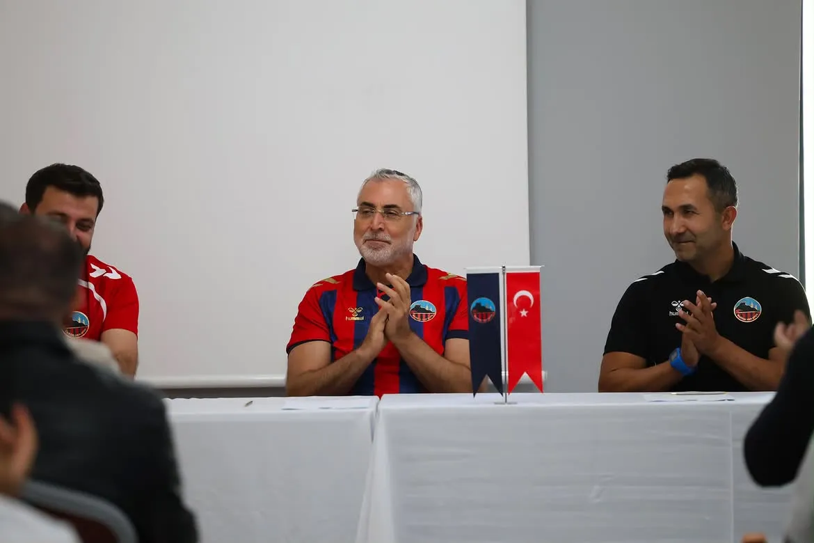 Bakan Işıkhan Gerede kampında futbolcularla bir araya geldi