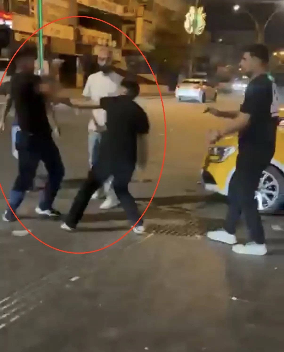 Diyarbakır'da cadde ortasında arkadaşların tekme tokat kavgası
