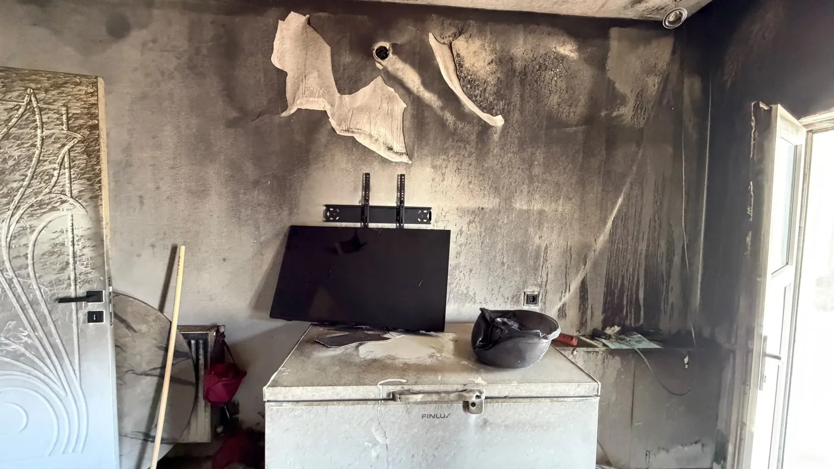 Yüksekova'da mutfakta patlayan telefonlar evi küle çevirdi