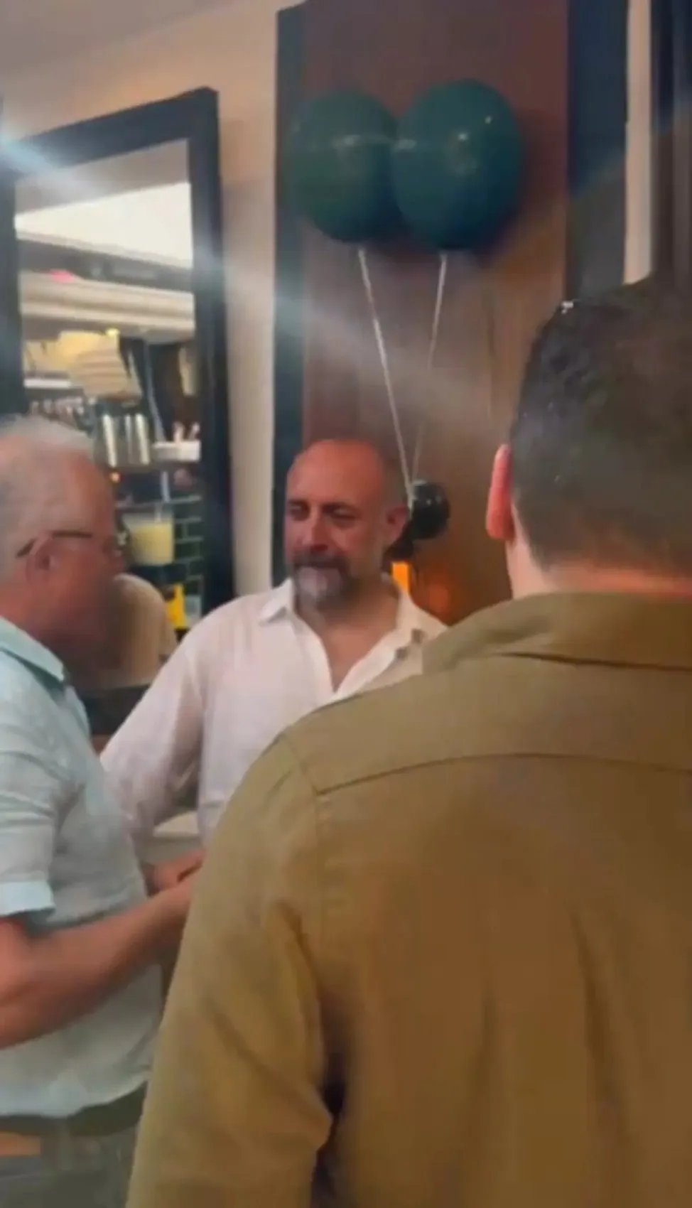 Halit Ergenç ticarete atıldı! Kapısında kuyruk oluyor: 2 ton sattı 2