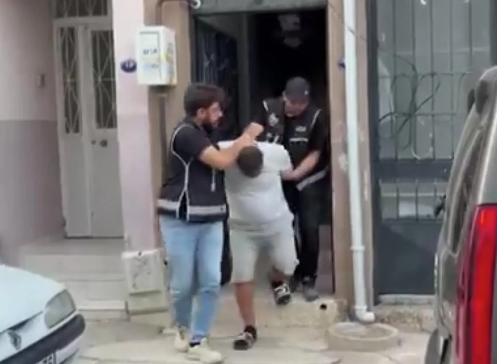 İstanbul ve İzmir merkezli eş zamanlı operasyonlarda 64 kişi hakkında karar