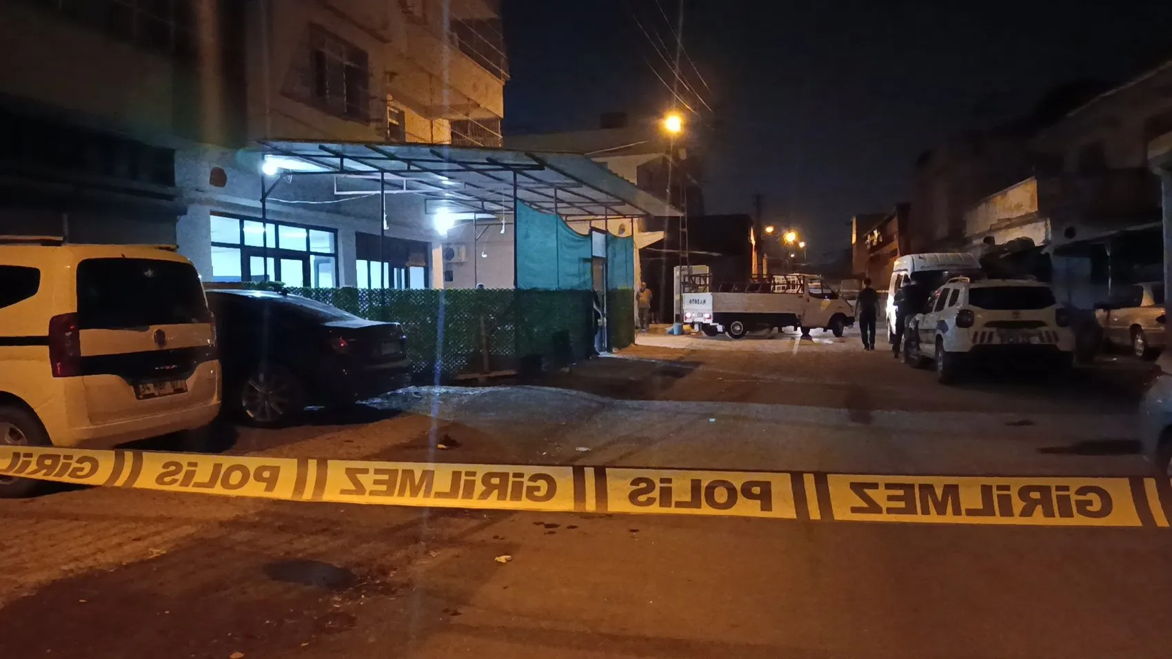 Adana'da gece vakti kahvehaneye silahlı baskın