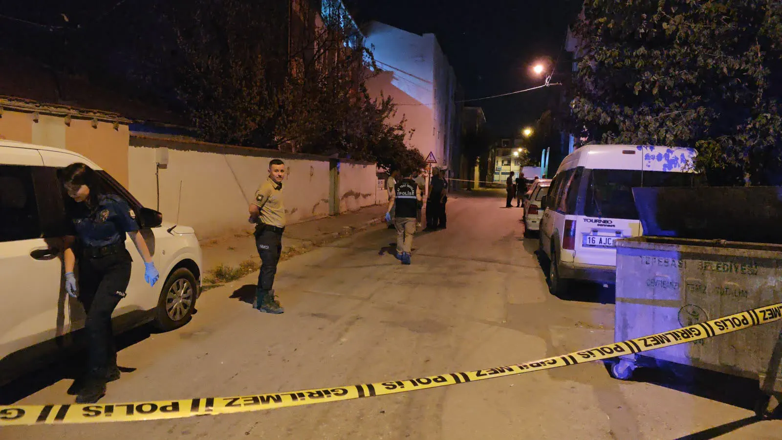Alkol masasında arkadaşını bıçakladı, bıçağı çöpe attı