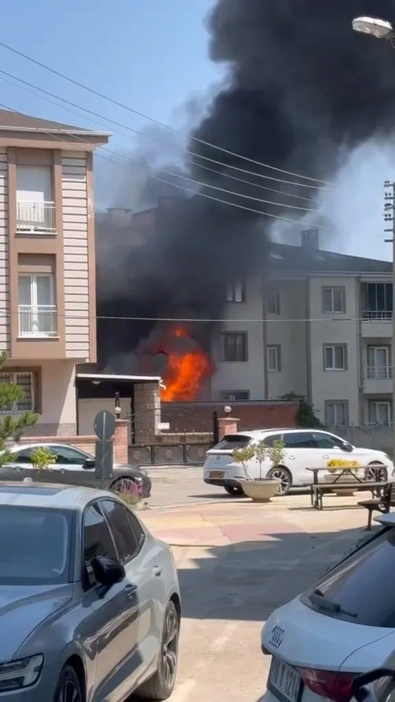 İnegöl'de bir depo yangını apartmanı küle çevirdi