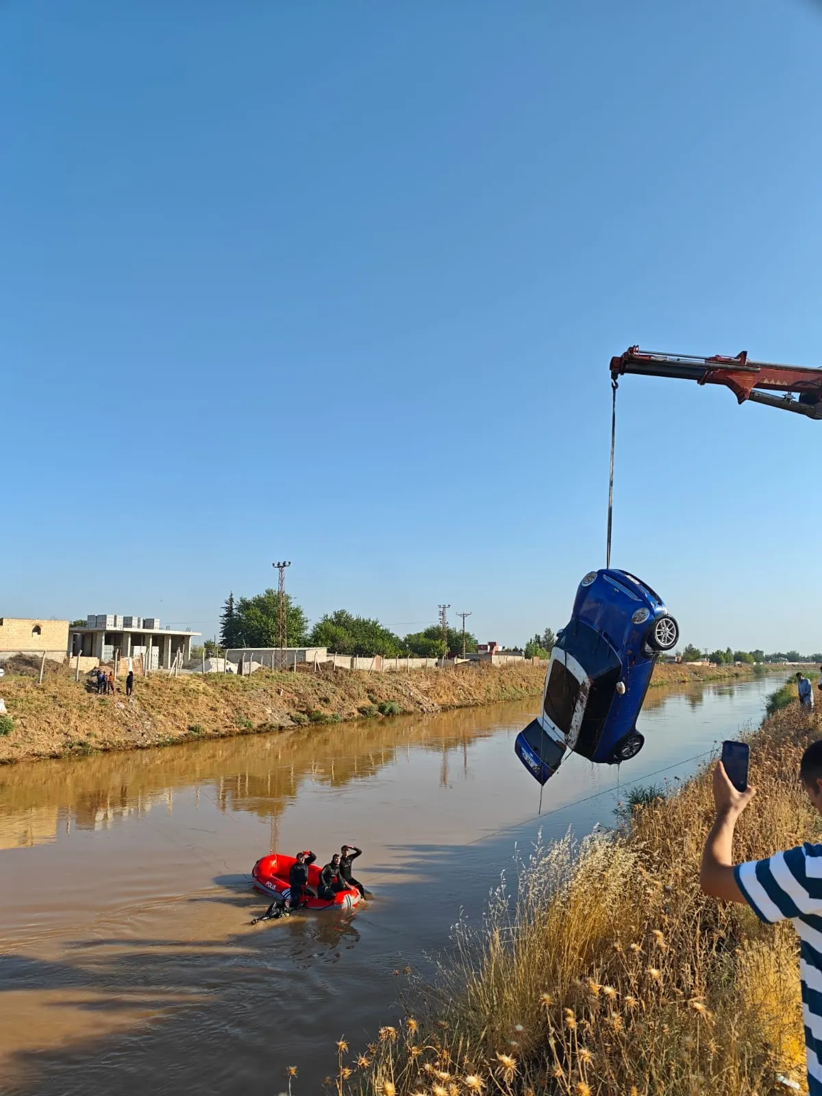 Şanlıurfa'da dereye uçan sürücüden film gibi firar planı
