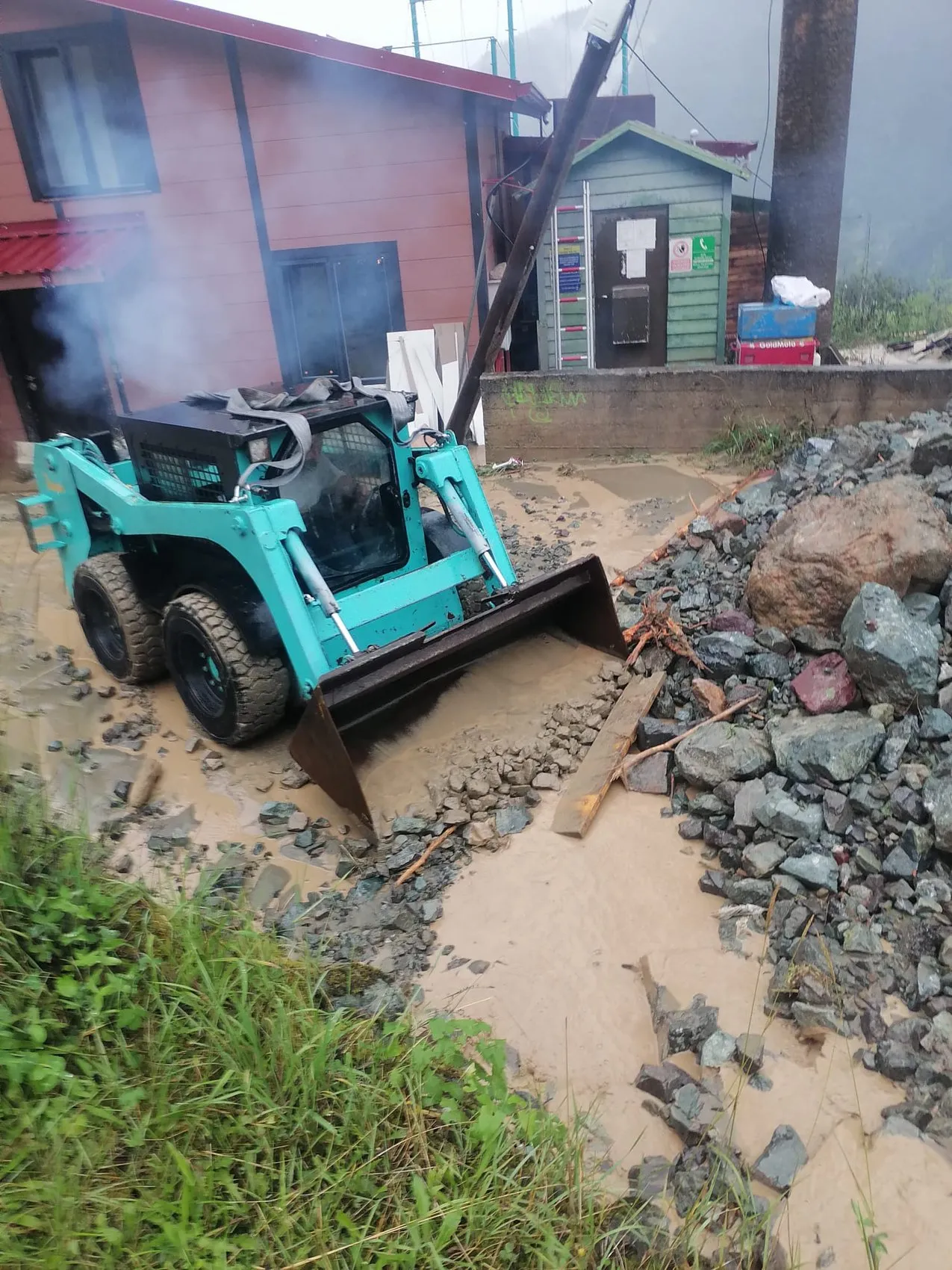 Uzungöl'de doğa alarm verdi: Turistik yollar kapandı, araçlar mahsur kaldı