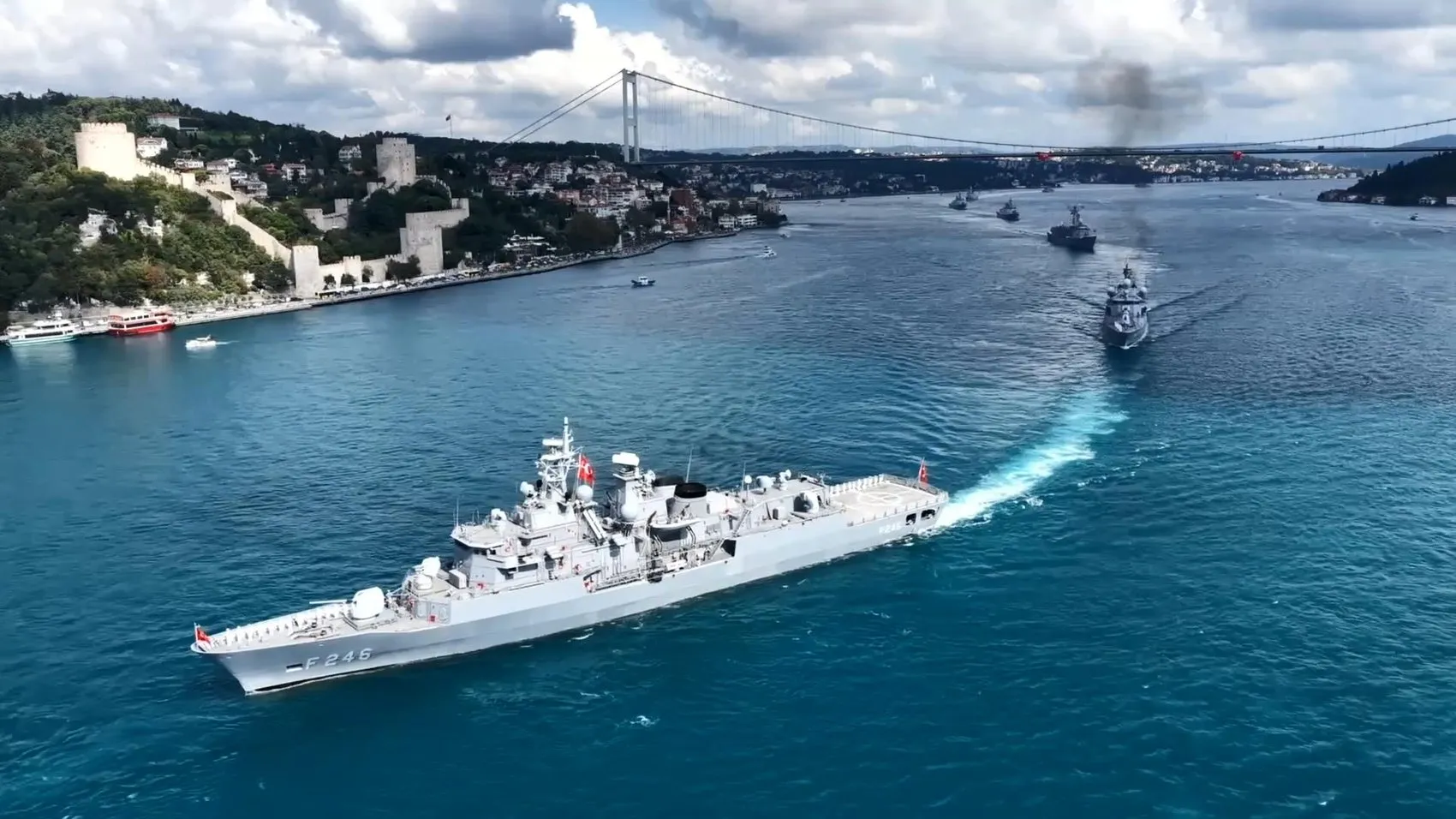 İstanbul Boğazı'nda 30 Ağustos coşkusu: 15 dev gemi tören geçişinde