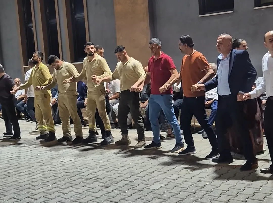Eruh'ta yangınla mücadele eden ekipler soluğu düğünde aldı