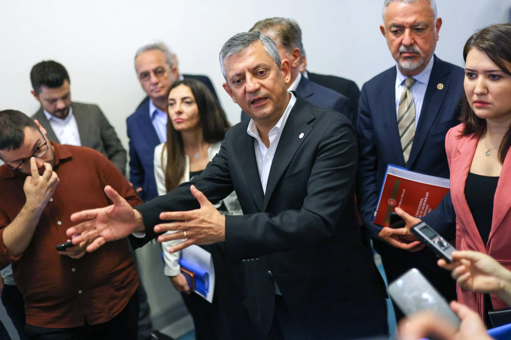 Özelden rüşvet iddialarına sert tepki