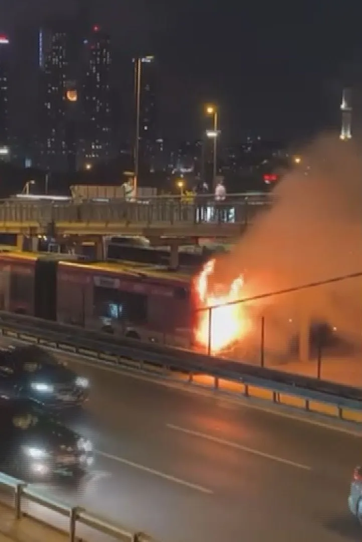 Kağıthane'de metrobüs seferleri kabusa döndü: Seyir halindeki araç alevlere teslim oldu