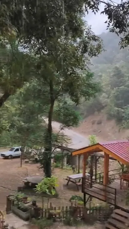 Osmaniye sıcaktan kavrulurken aniden dolu ve fırtına bastırdı