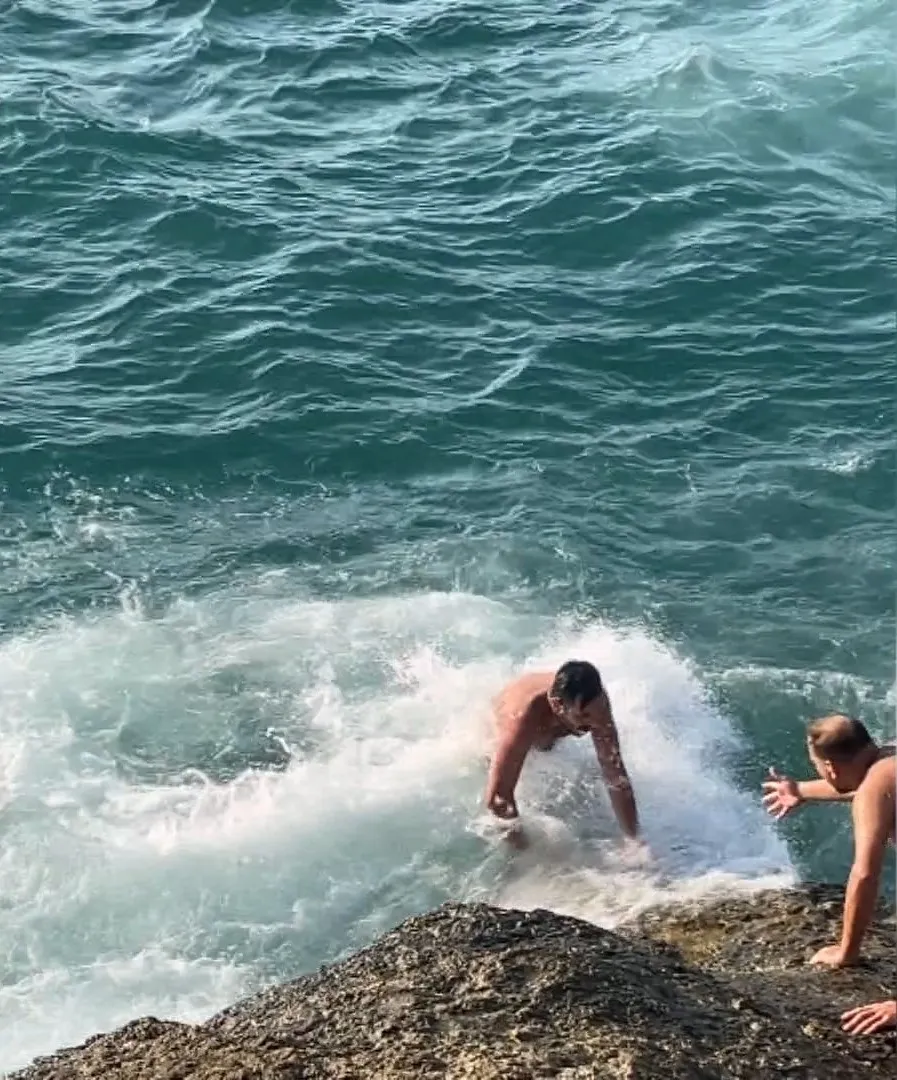 Karaburun Sahili’nde dalgalar arasında ölümle burun buruna geldi