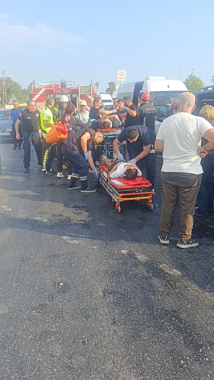 Manavgat yolunda zincirleme kaza 17 kişi hastaneye kaldırıldı