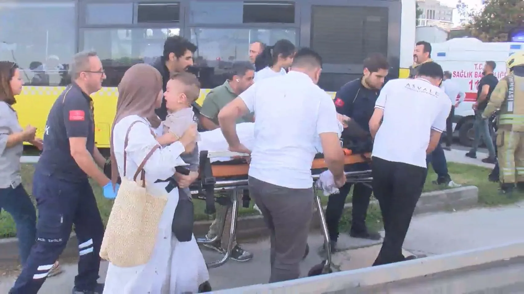 Zeytinburnu sahilinde İETT otobüsü site duvarına çarptı Yaralılar var
