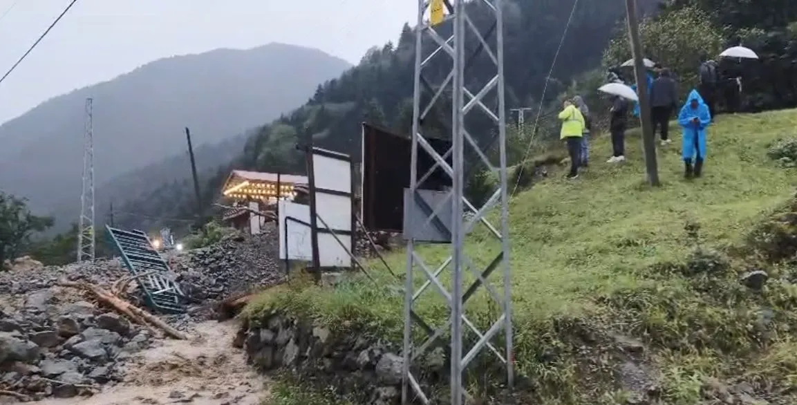 Uzungöl'de doğa alarm verdi: Turistik yollar kapandı, araçlar mahsur kaldı