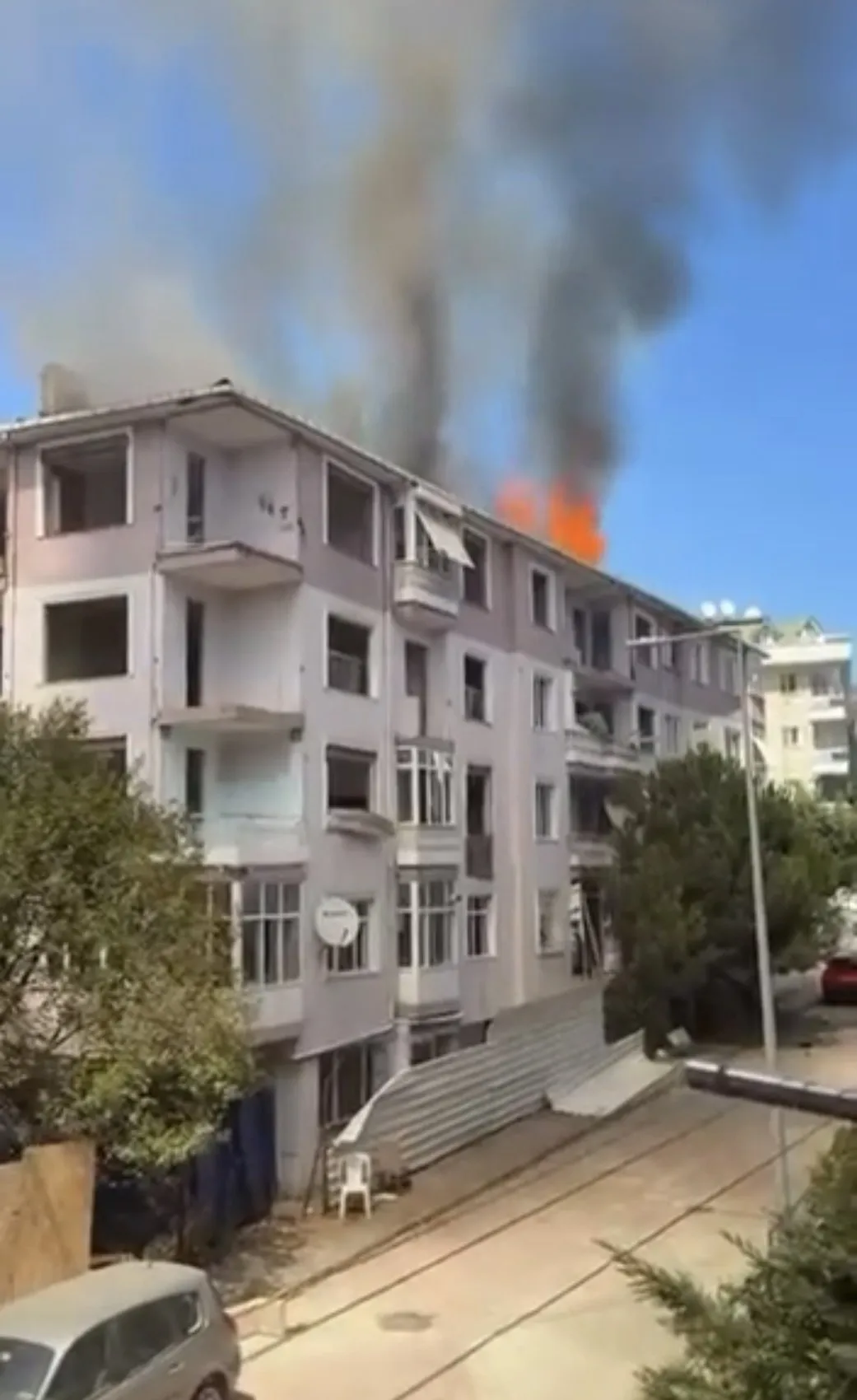 Maltepe'de boş binanın çatısı alevlere teslim oldu