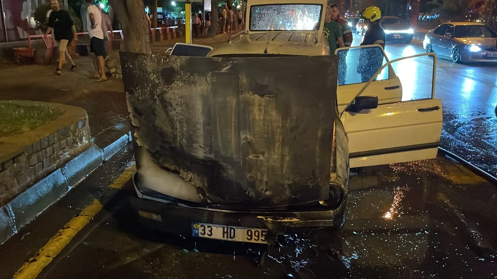 Sürücü son anda dışarı çıktı, otomobil küle döndü