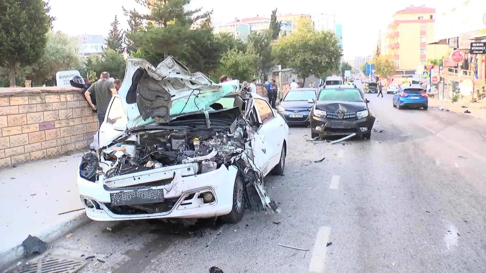 Kartal’da sabah vakti yarış dehşeti 3 araç hurdaya döndü