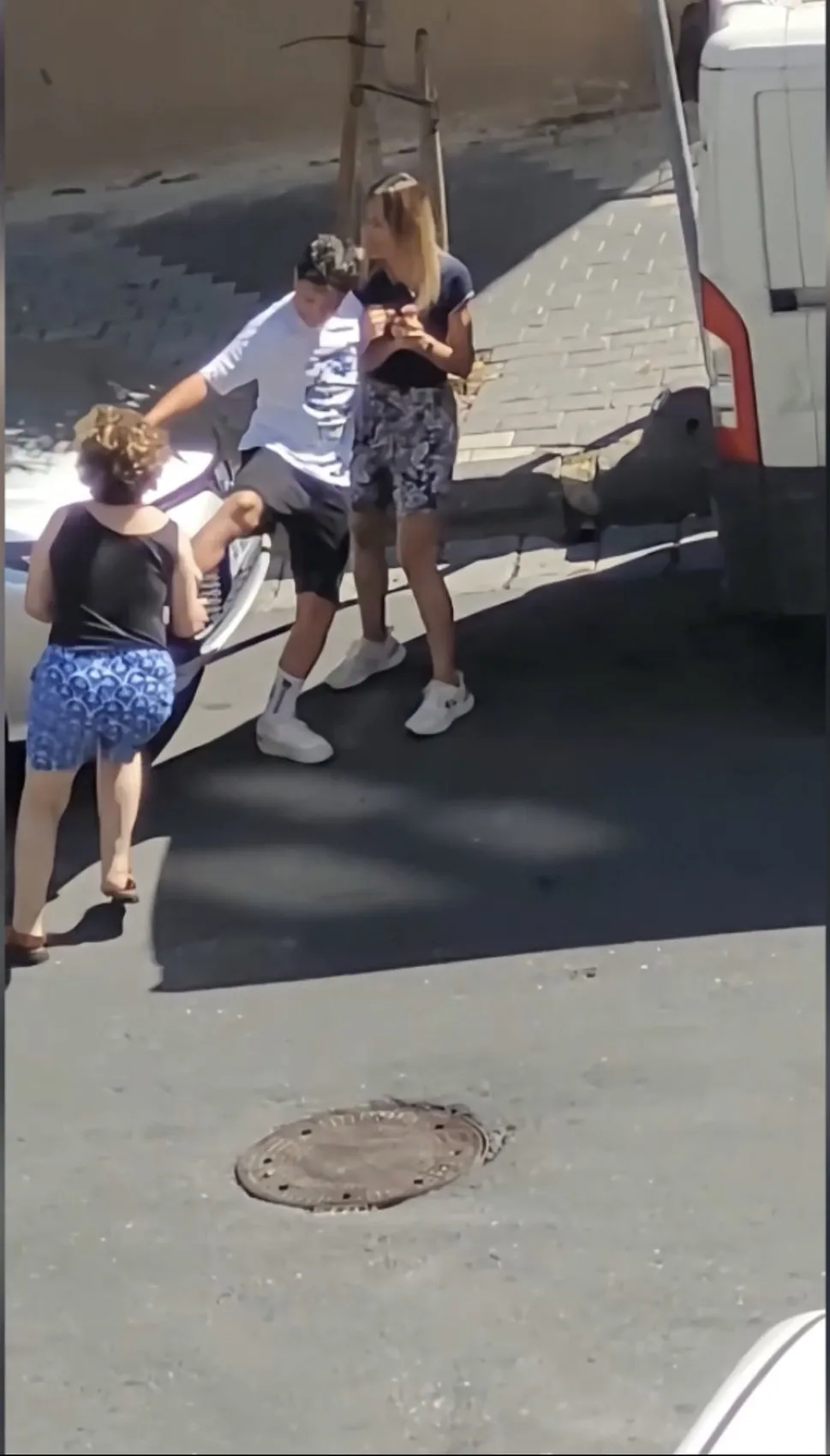 Okul kaydı için gitti, sokakta annesiyle kavga etti İki kardeş şikayetçi oldu