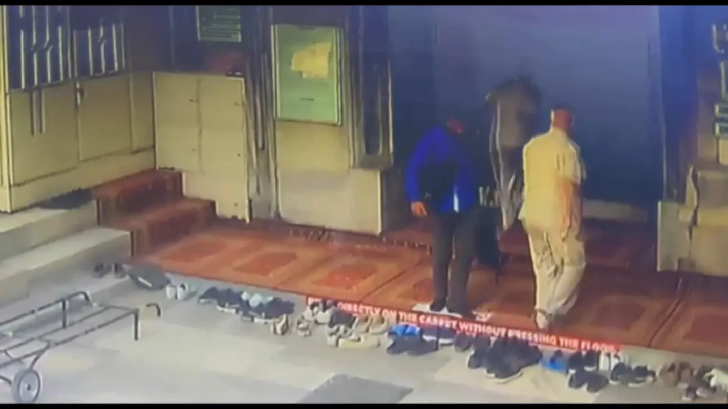 Cami avlusunda namaz kılarken birikimini çaldırdı