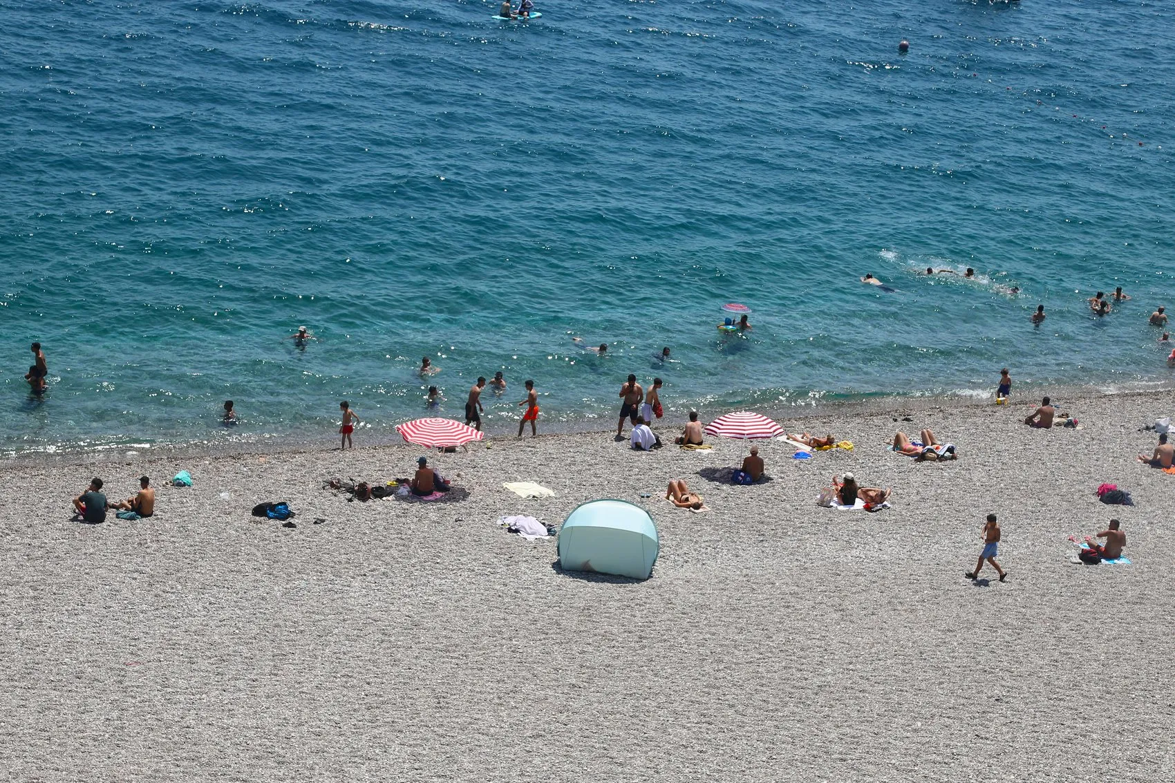 Antalya kavurucu sıcakla tanıştı sahillere akın etti