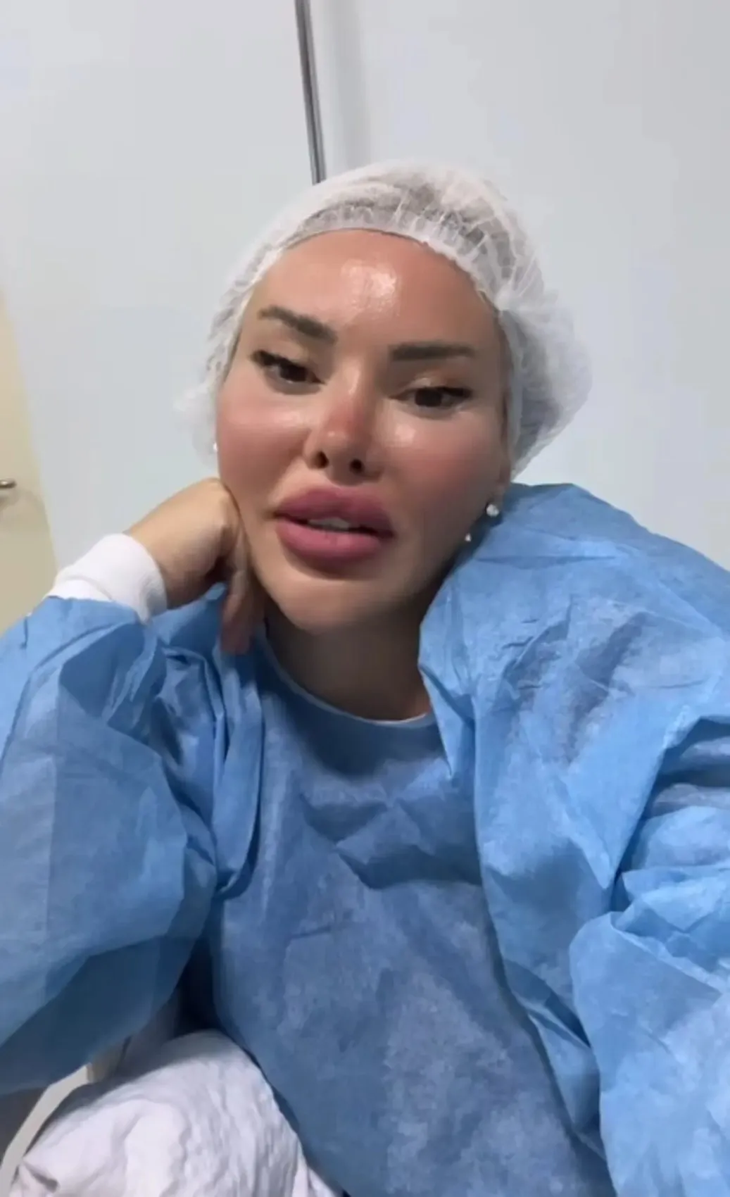 Estetiklerini tek tek sıralamıştı! TikTok fenomeni Pınar Özkurteller şimdi de gözlerini boyattı 1