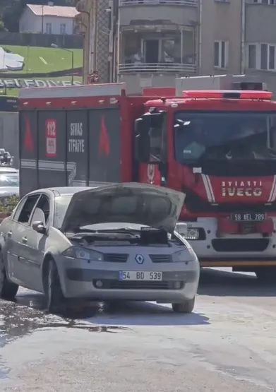Sivas'ta seyir halindeki otomobil alevlere teslim oldu