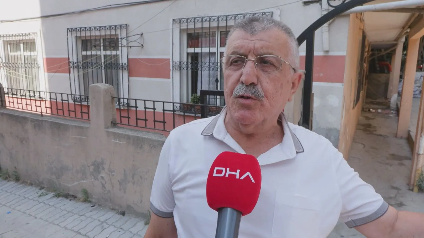 Küçükçekmece'de bir apartmanın balkonunda korkutan yangın
