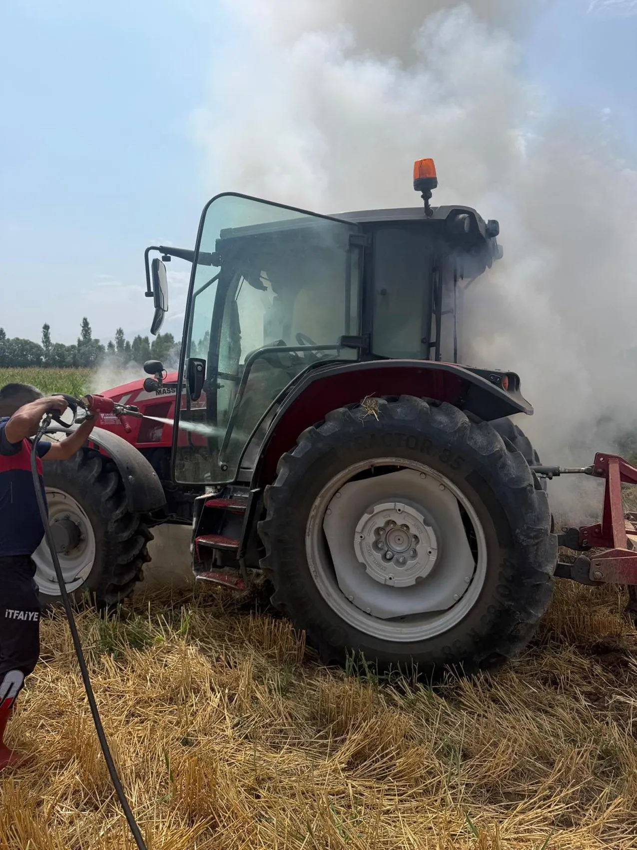 Iğdır’da çiftçinin traktörü tarlayı sürerken alevlere teslim oldu