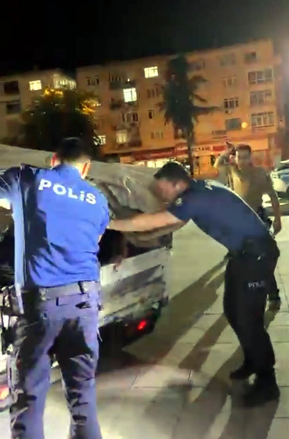 Marmaraereğlisi’nde kamyonet kasasında 19 kaçak göçmen yakalandı