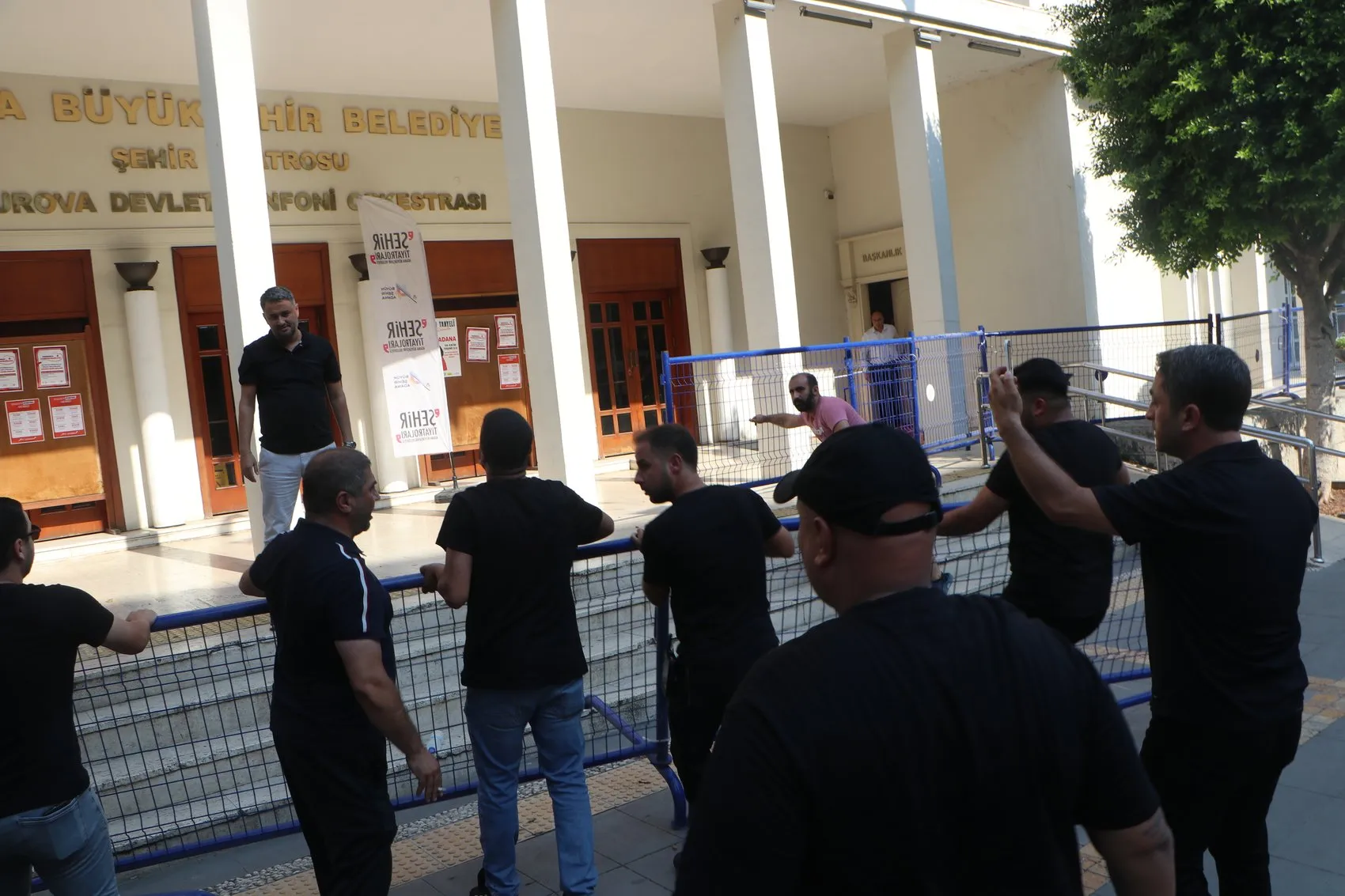 Adana Demirspor taraftarları belediye önünde destek için toplandı